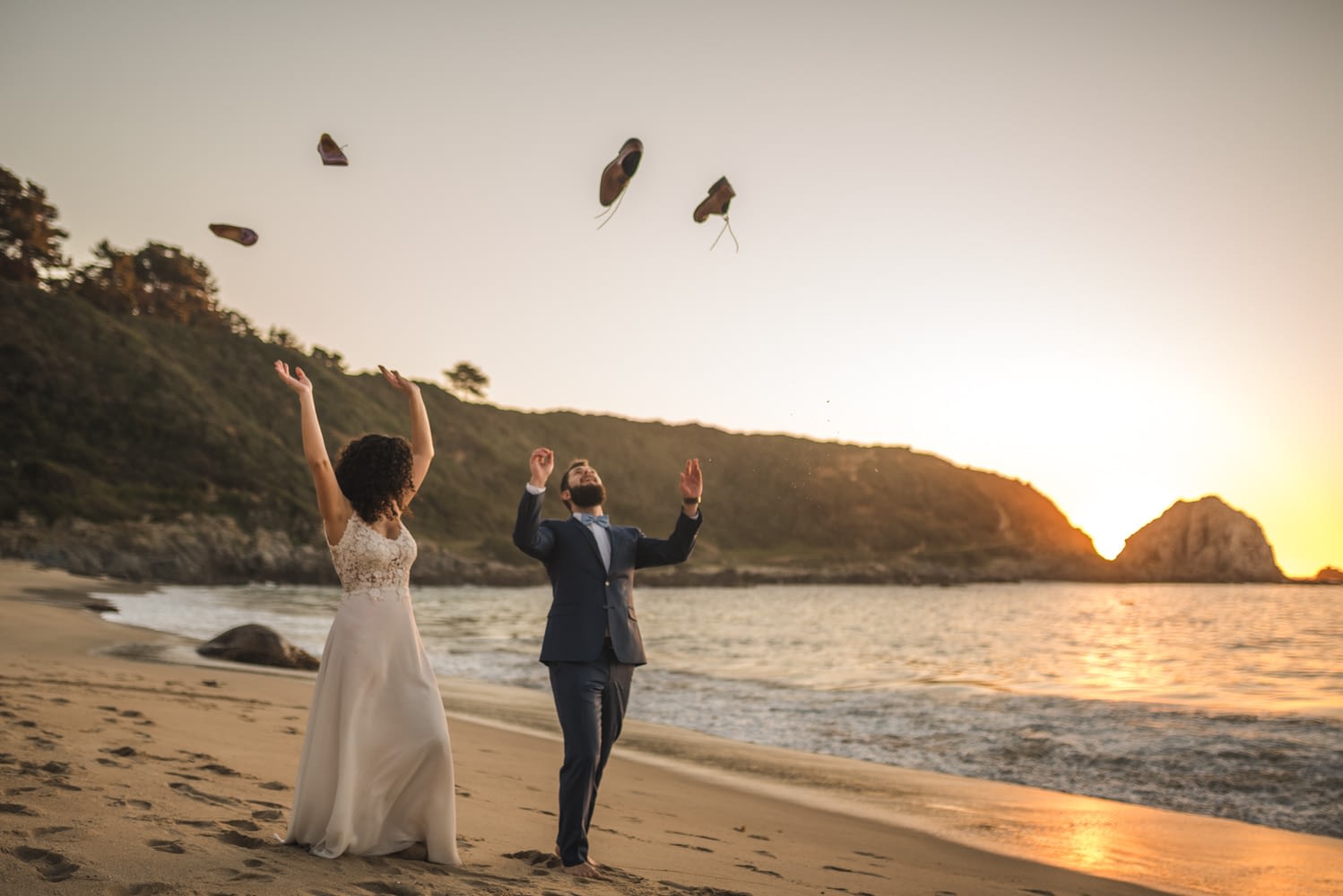 Diego Mena Fotografía documental de Matrimonios-sesión Trash The Dress-Playa el Canelo-Valparaiso