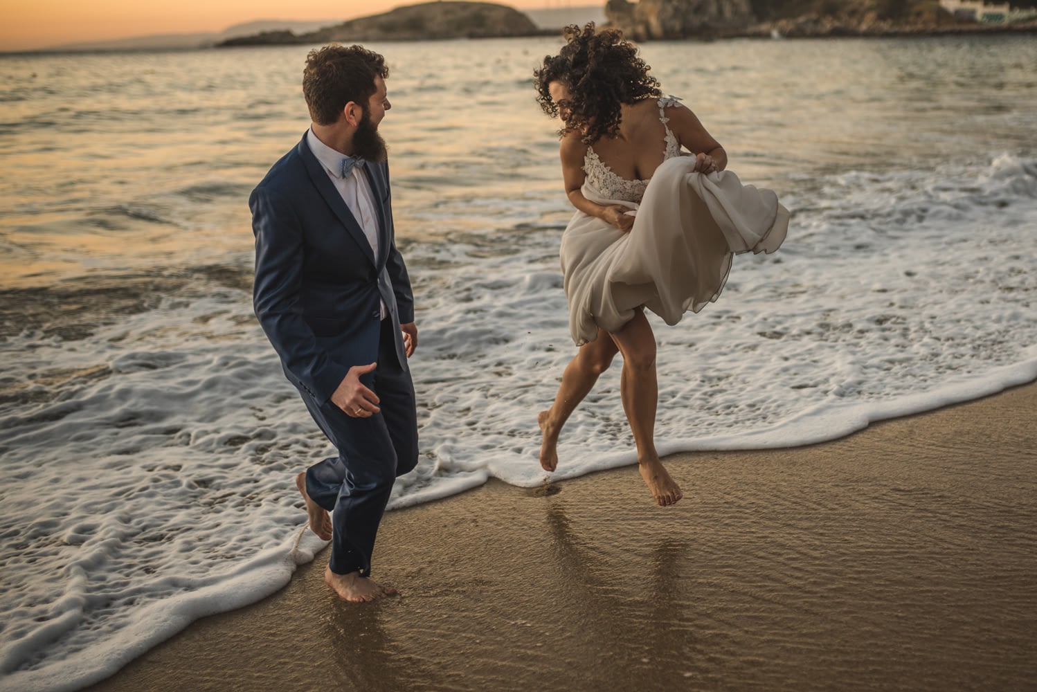 Diego Mena Fotografía documental de Matrimonios-sesión Trash The Dress-Playa el Canelo-Valparaiso