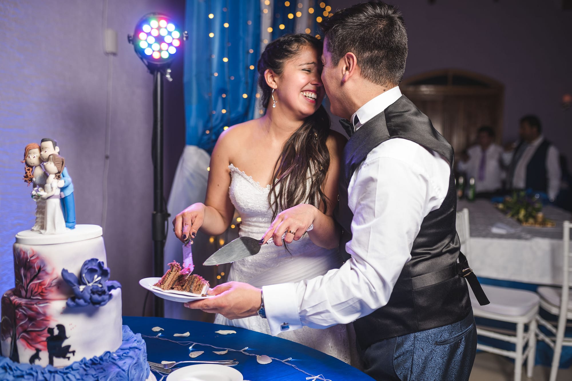 Matrimonio-centro de eventos-oliveto-santiago-fotógrafo de matrimonios-fiesta-torta novios
