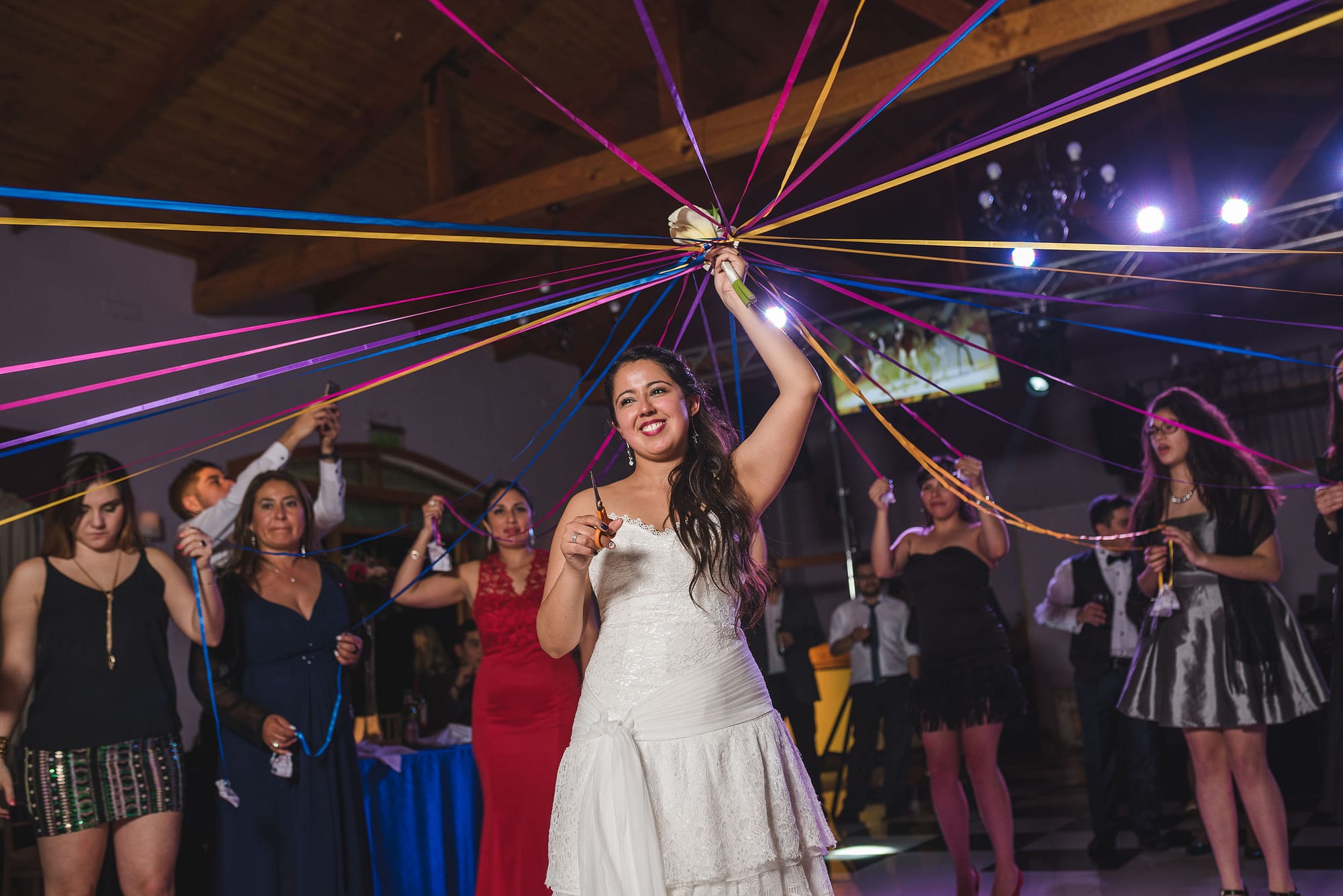 Matrimonio-centro de eventos-oliveto-santiago-fotógrafo de matrimonios-fiesta-ramo novia