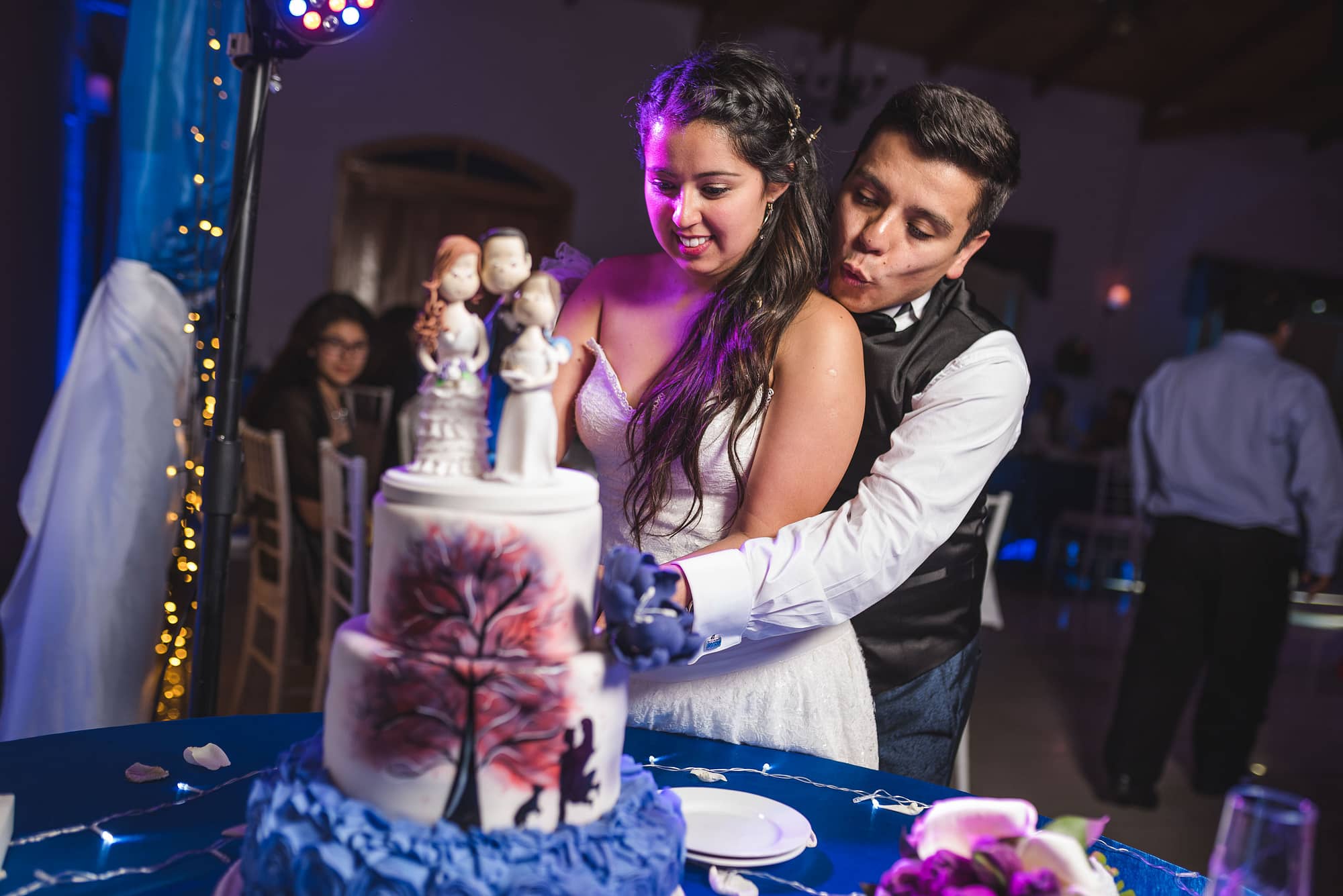 Matrimonio-centro de eventos-oliveto-santiago-fotógrafo de matrimonios-fiesta-torta novios
