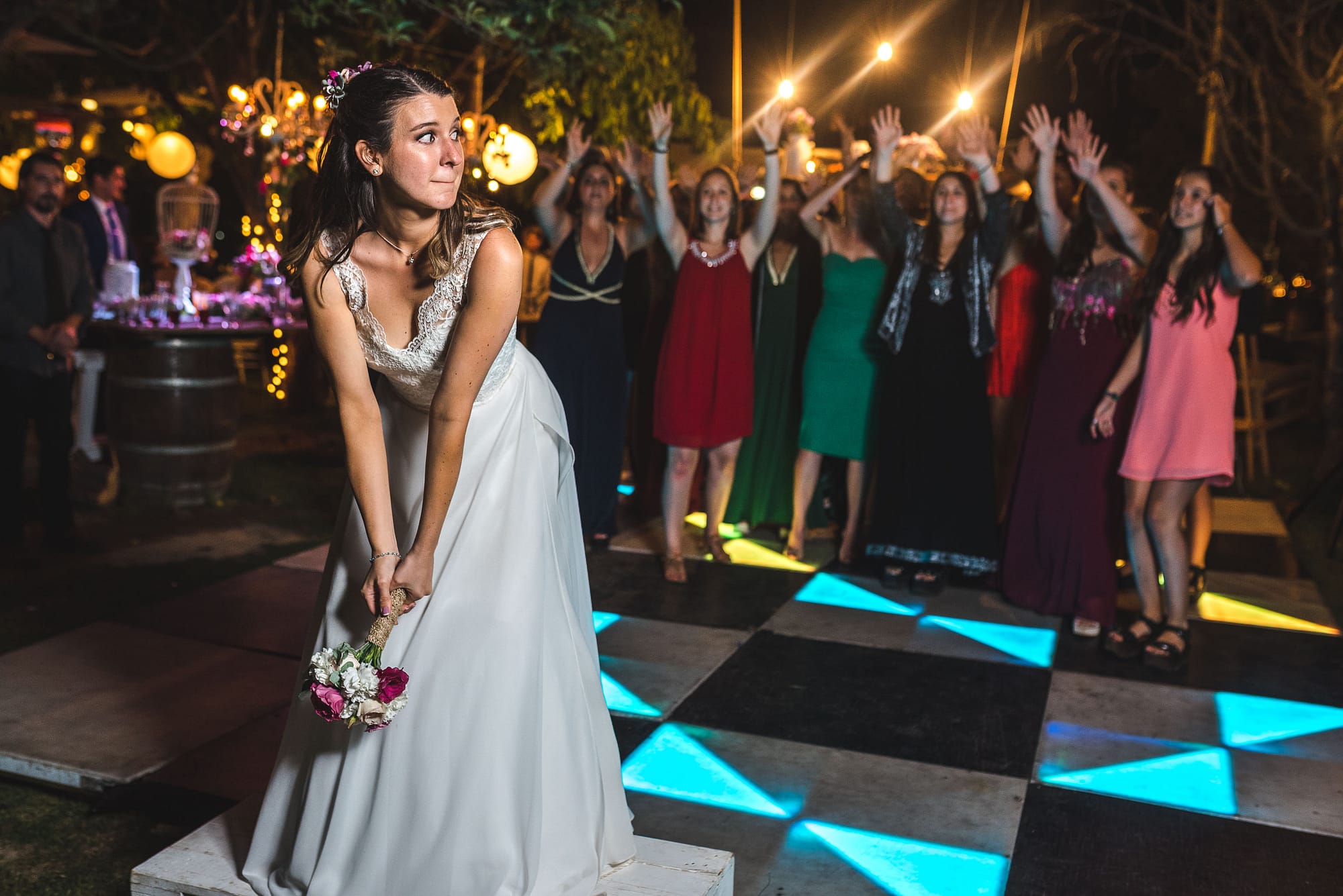 fotografo documental de matrimonios-fotografo matrimonio santiago-fiesta-lanzamiento ramo
